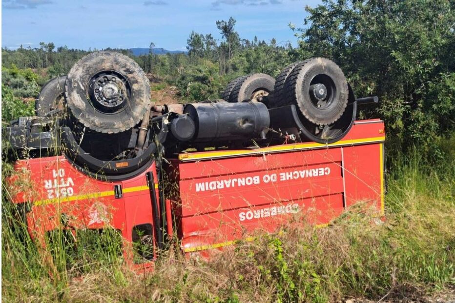 Viatura dos Bombeiros de Cernache de Bonjardim capota em Currais, Sertã