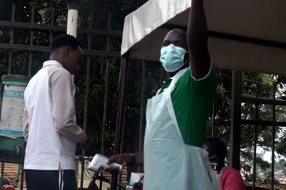 Uganda monitoriza casos de Ébola com controlo de temperatura.
