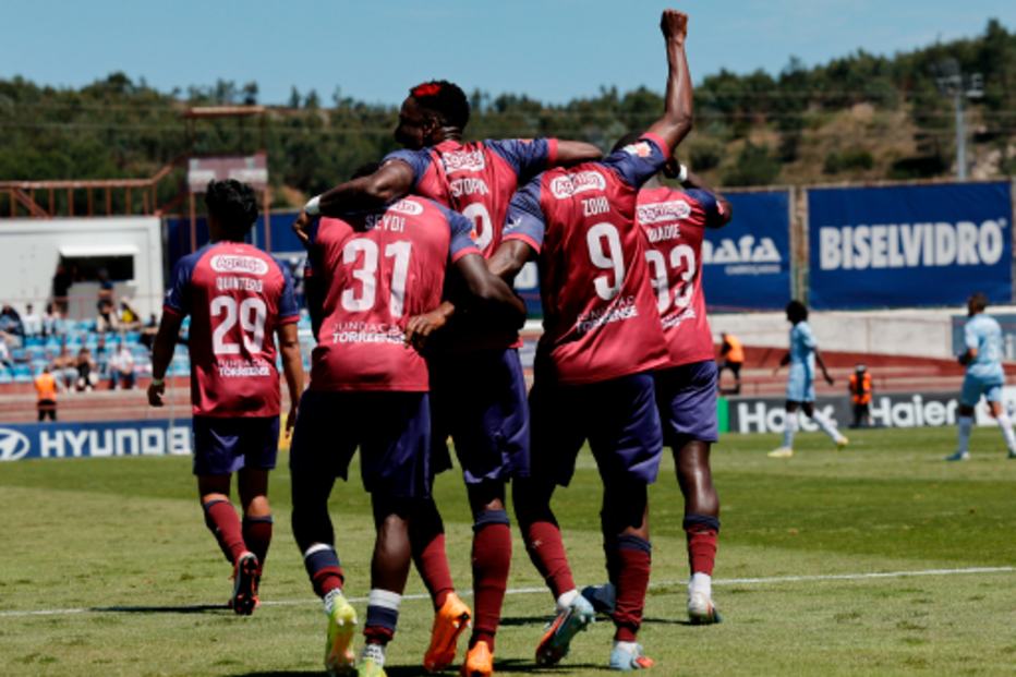 Futebol: Torreense defronta Casa Pia em jogo decisivo para a I Liga.
