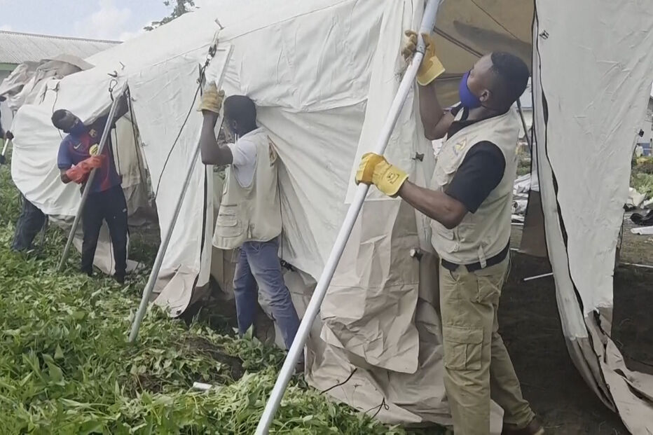 Montagem de centros de tratamento do Ébola no Congo