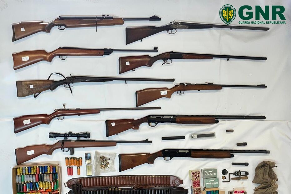 Homem detido por posse ilegal de armas em Alcobaça