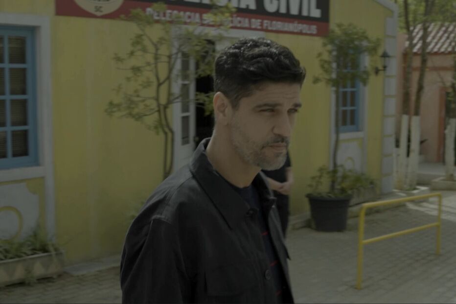Ator surge em frente à Delegacia de Polícia Civil de Florianópolis