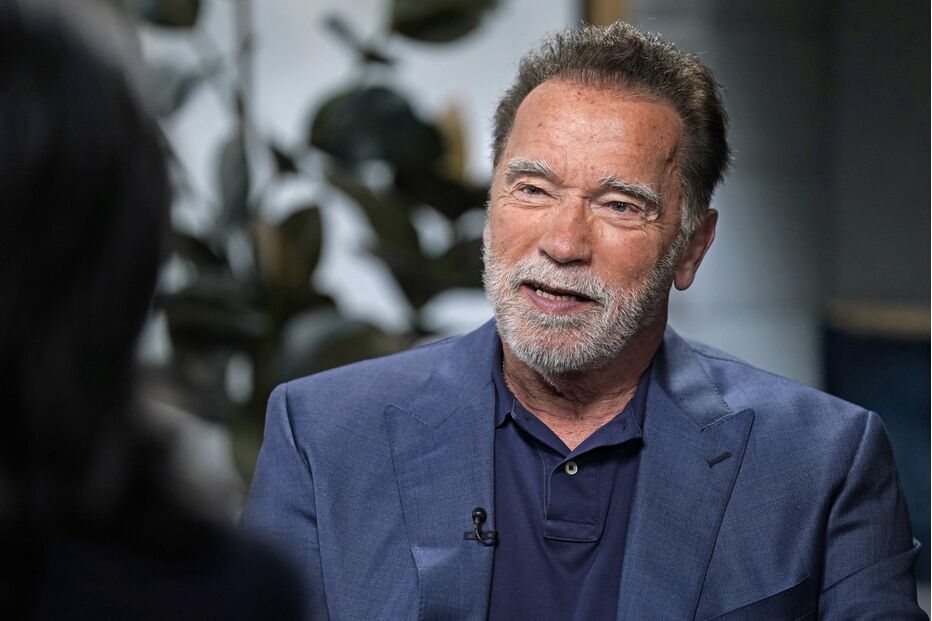 Arnold Schwarzenegger surge num retrato de entrevista