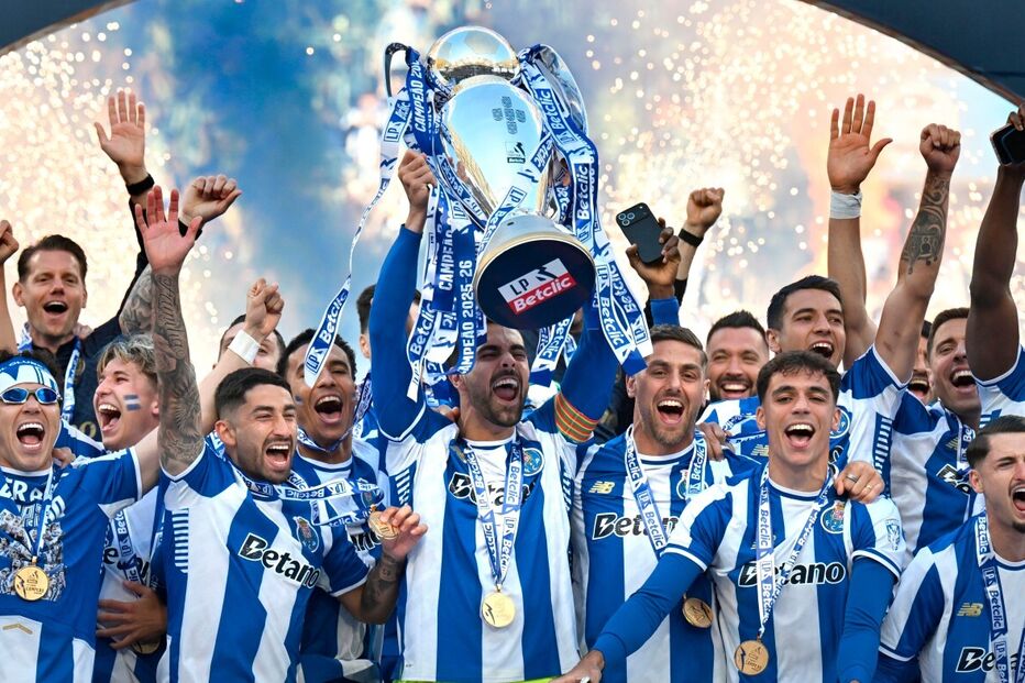 Jogadores do FC Porto festejam a conquista do campeonato