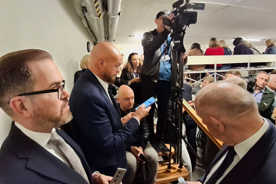 Membros do parlamento, entre outros, abrigados num bunker