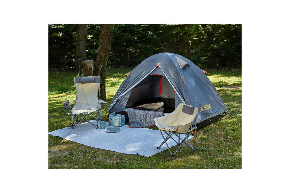 Tenda de campismo com cadeiras e acessórios no exterior