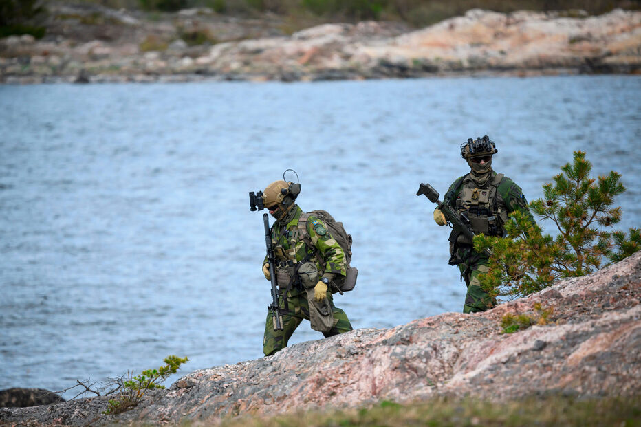 Militares suecos em exercício na costa, impulsionados por preocupações com a ameaça russa