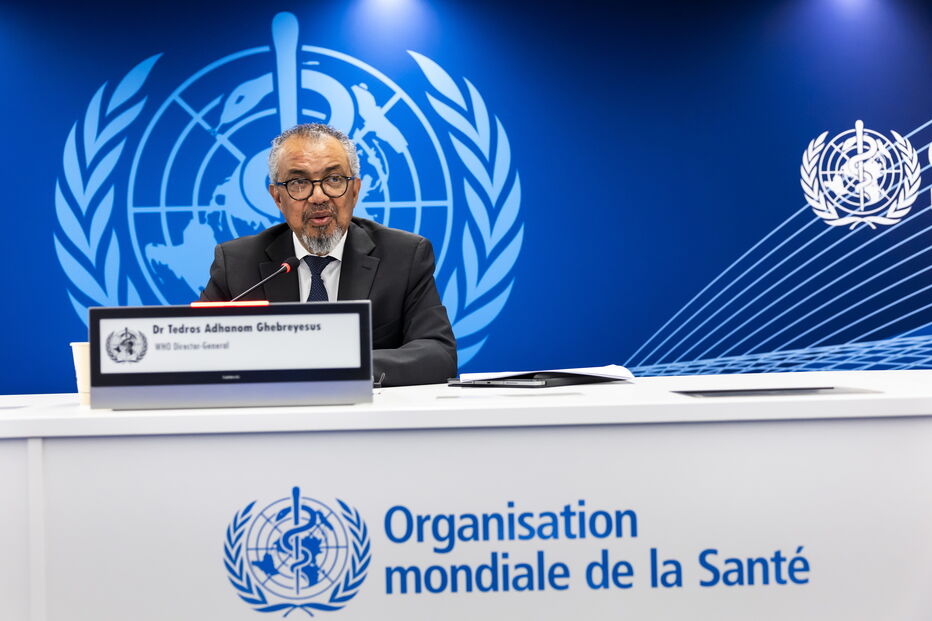 Tedros Adhanom Ghebreyesus, diretor-geral da OMS, discursa numa conferência