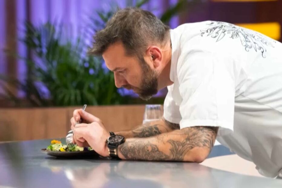Chef Ljubomir Stanisic analisa um prato