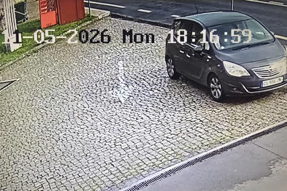 Imagens mostram mãe e padrasto ainda com crianças que depois abandonaram em Alcácer do Sal