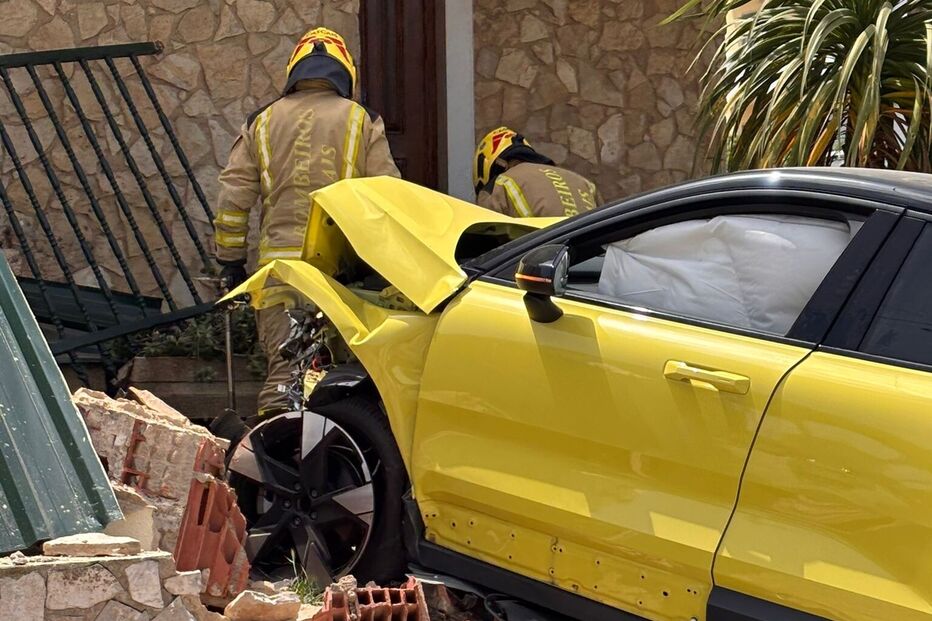 Carro despista-se e destrói fachada de casa em Cascais