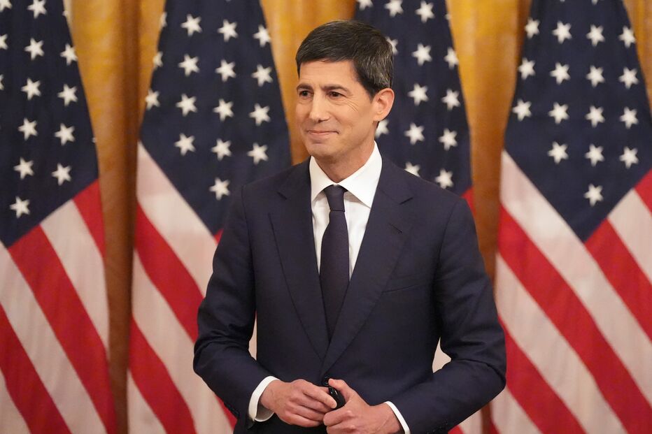 Kevin Warsh toma posse na Casa Branca como presidente da Fed