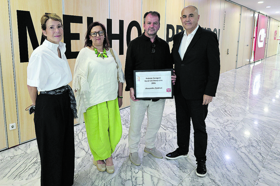 Isabel Rodrigues, administradora da Medialivre, o casal Carla e Alexandre Quintas e Carlos Rodrigues, diretor-geral editorial da Medialivre, que entregou o Prémio Coragem ao Herói CM
