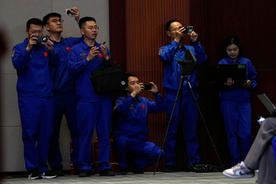 Astronautas chineses preparam-se para missão espacial Shenzhou-23 com astronauta de Hong Kong