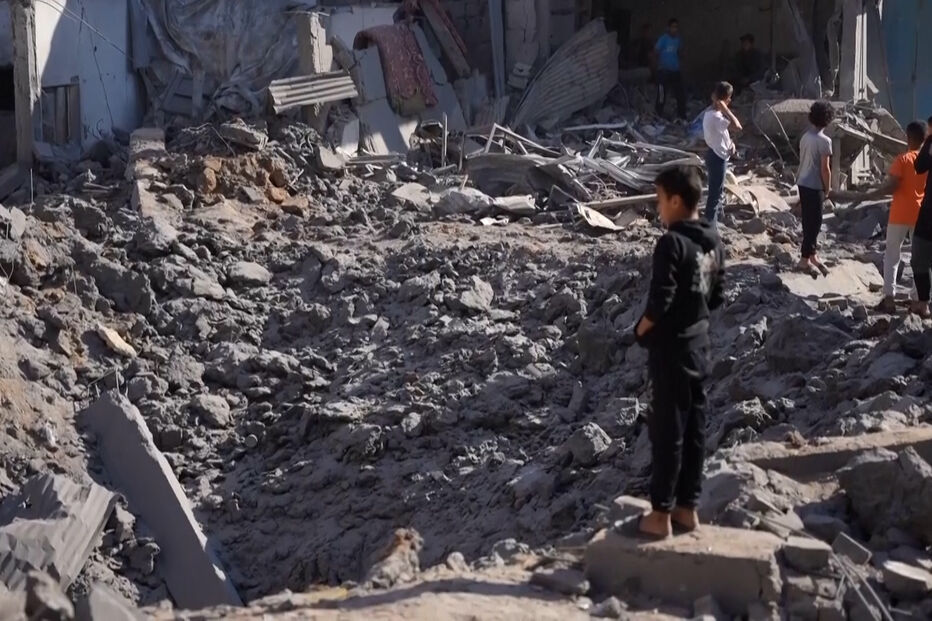 Destruição em Gaza após bombardeamentos, com crianças no local