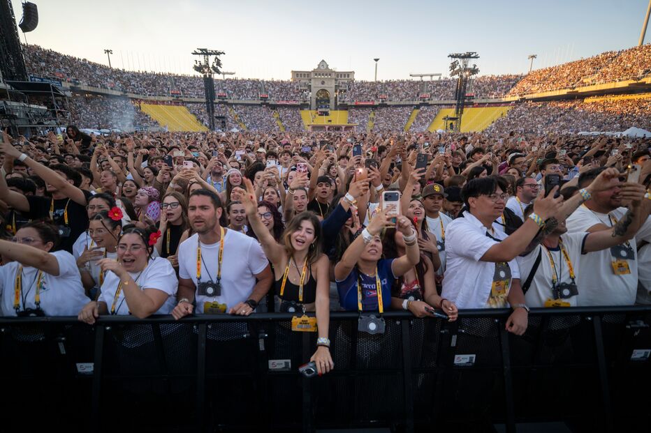 Centenas de pessoas durante o concerto do cantor Bad Bunny, no Estadi Olímpic Lluís Companys, a 22 de maio de 2026, em Barcelona, Catalunha (Espanha). 