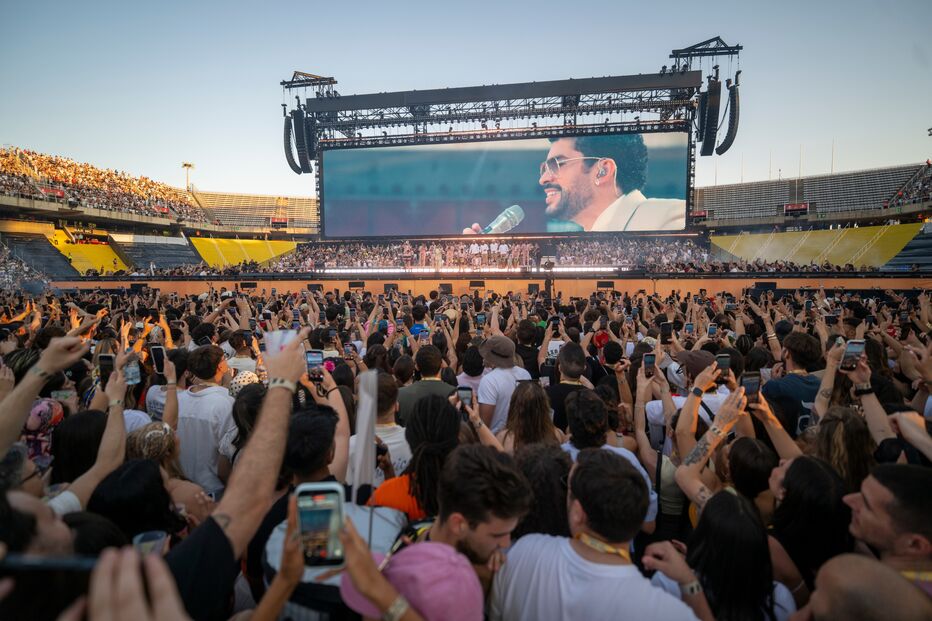 O cantor Bad Bunny durante o seu concerto no Estadi Olímpic Lluís Companys, a 22 de maio de 2026, em Barcelona, Catalunha (Espanha).