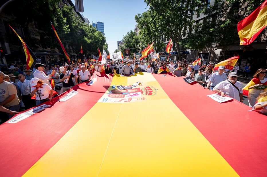 Inúmeras pessoas participam numa manifestação para exigir a demissão do primeiro-ministro Pedro Sánchez, a 23 de maio de 2026, em Madrid (Espanha)