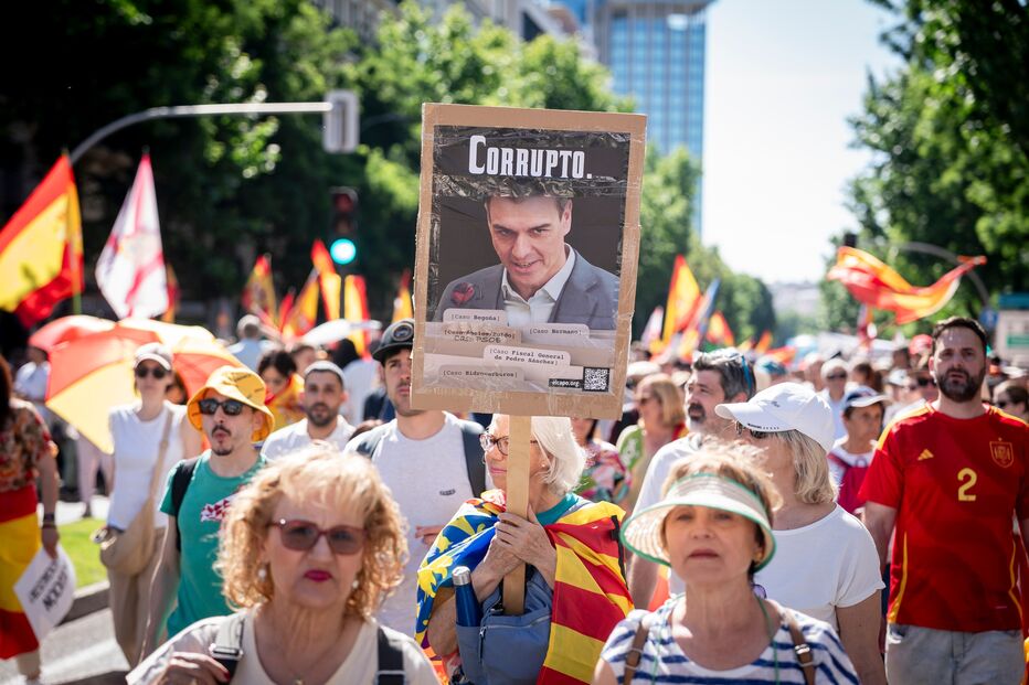 Manifestantes exibem uma faixa com o slogan 