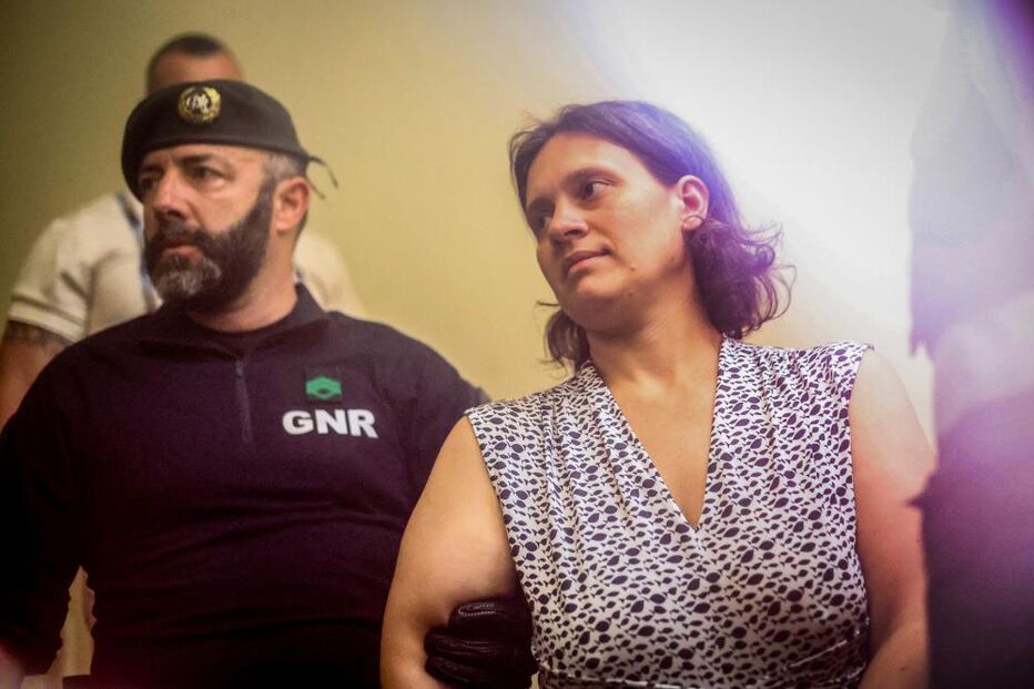 Marine e Marc a sairem do Tribunal de Setúbal onde lhes foi decretada a medida de coação mais gravosa
