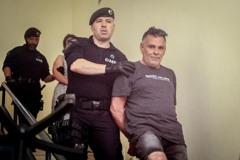Marine e Marc a sairem do Tribunal de Setúbal onde lhes foi decretada a medida de coação mais gravosa