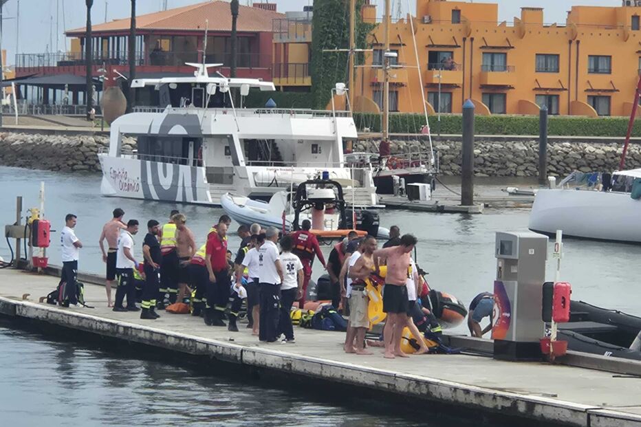 Barco com 12 pessoas a bordo vira na Gruta de Benagil em Lagoa