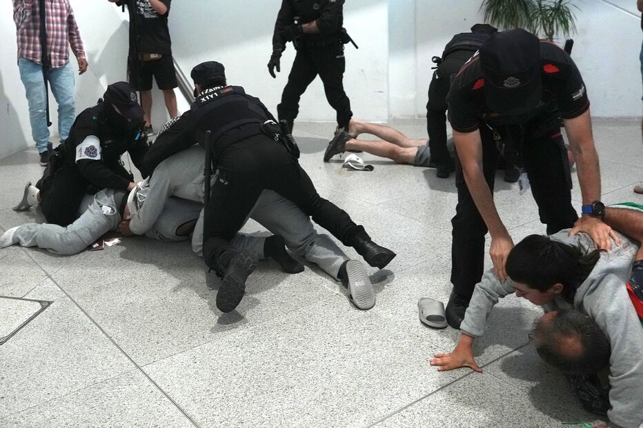 Chegada dos ativistas bascos ao aeroporto espanhol