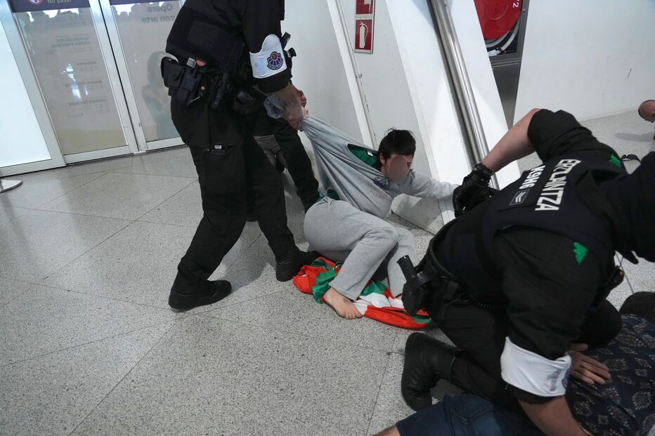 Chegada dos ativistas bascos ao aeroporto espanhol