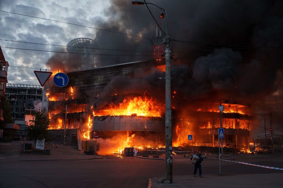 Kiev atingida: edifícios em chamas e equipas de emergência no local, após ataques russos
