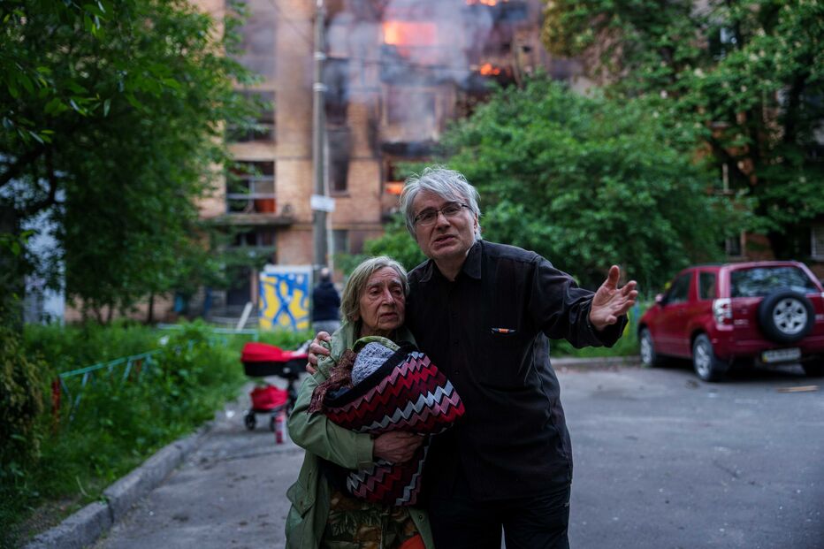 Ataques russos em Kiev causam mortos e feridos; edifícios e escolas atingidos