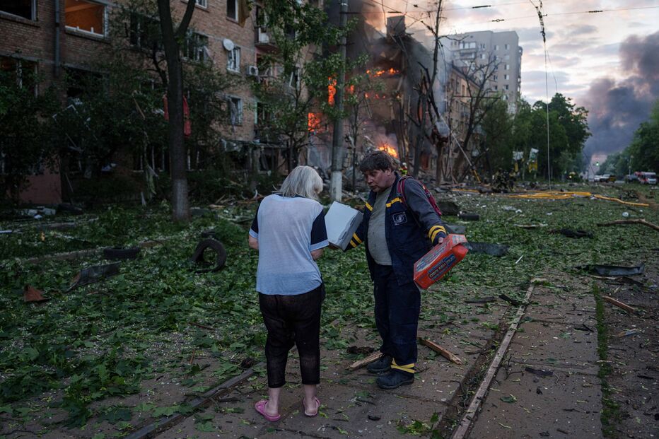 Ataque russo em Kiev causa destruição em edifícios e escola
