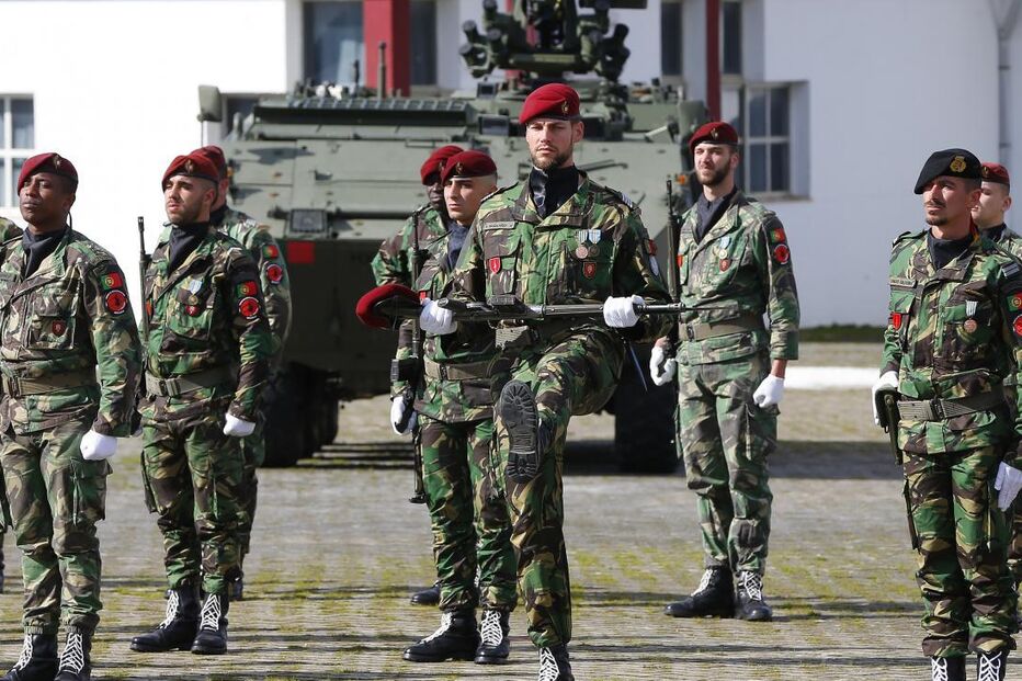 Militares portugueses perfilados com blindado em parada