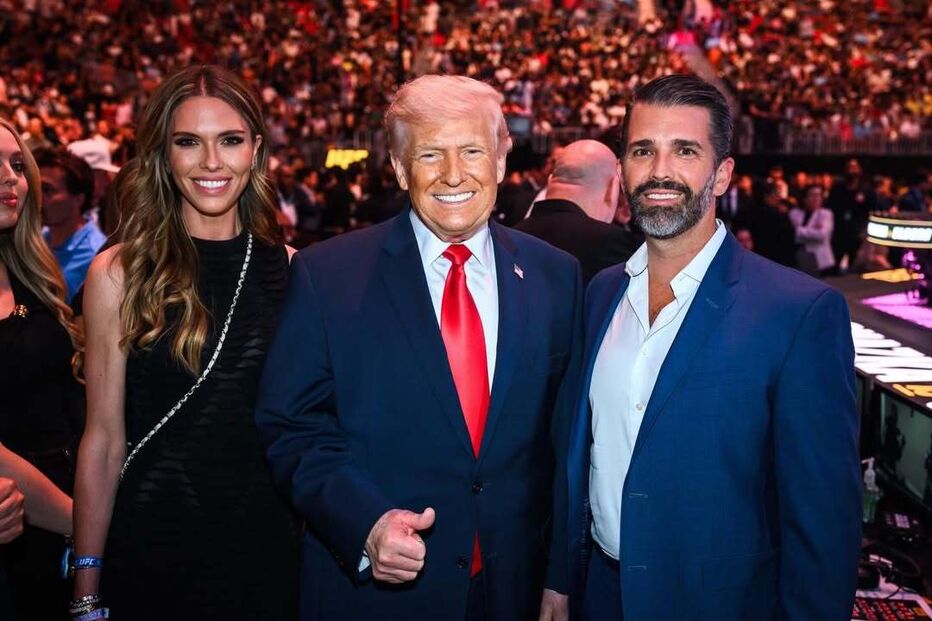 Trump e o filho num evento público, apesar da ausência no casamento