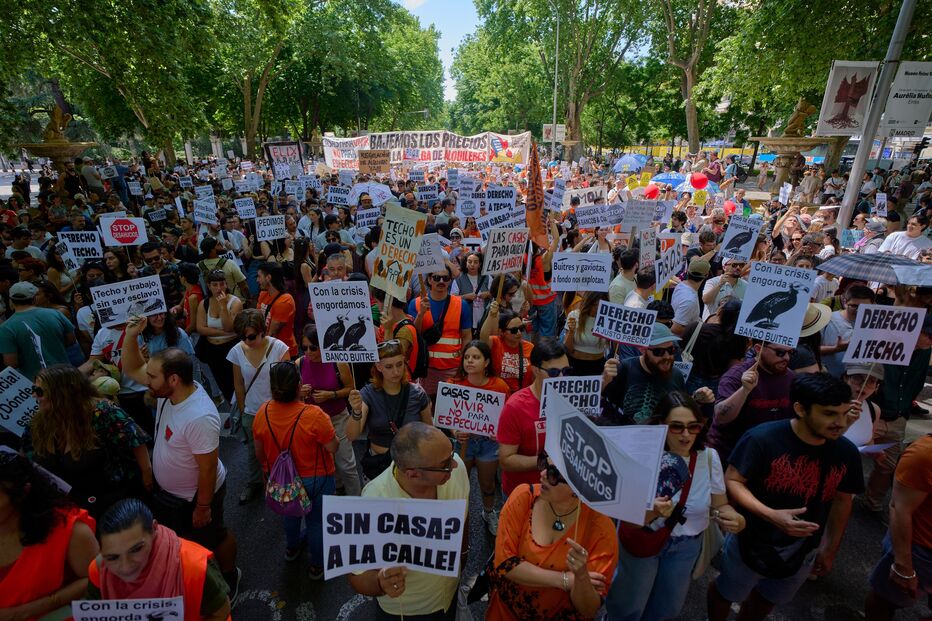 Pessoas participam num protesto em Madrid, Espanha, no domingo, 24 de maio de 2026, contra o aumento dos custos da habitação, que está a excluir muitos espanhóis do mercado, num contexto de crise imobiliária mais generalizada na Espanha.