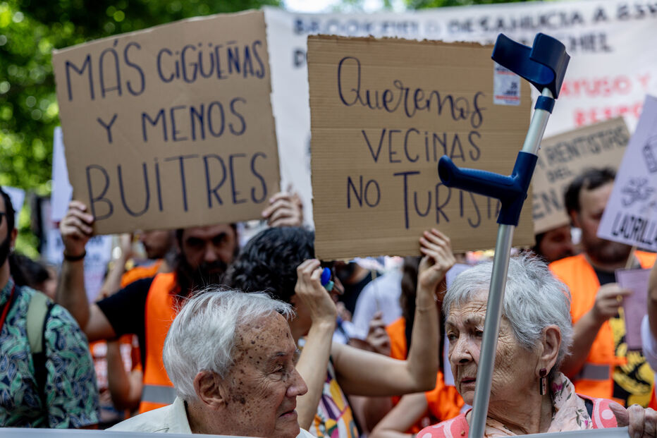 Várias pessoas durante uma manifestação em defesa do direito ao acesso à habitação, a 24 de maio de 2026, em Madrid (Espanha).