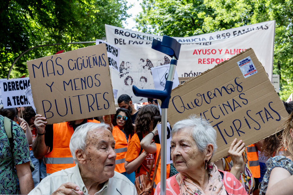 Várias pessoas durante uma manifestação em defesa do direito ao acesso à habitação, a 24 de maio de 2026, em Madrid (Espanha).
