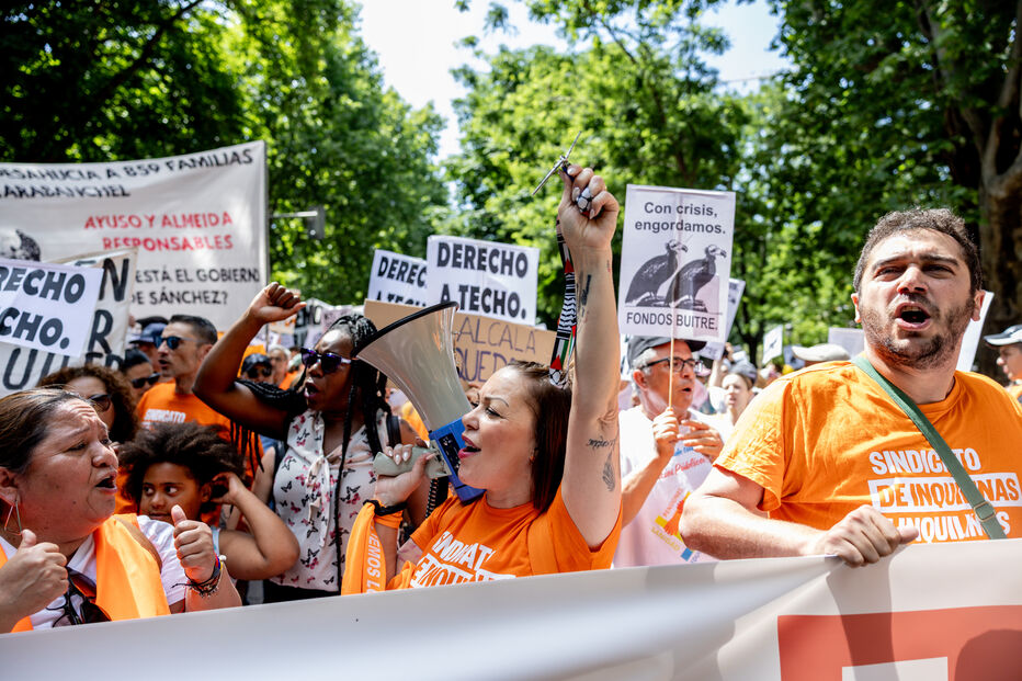 Várias pessoas durante uma manifestação em defesa do direito à habitação, 24 de maio de 2026, Madrid (Espanha)