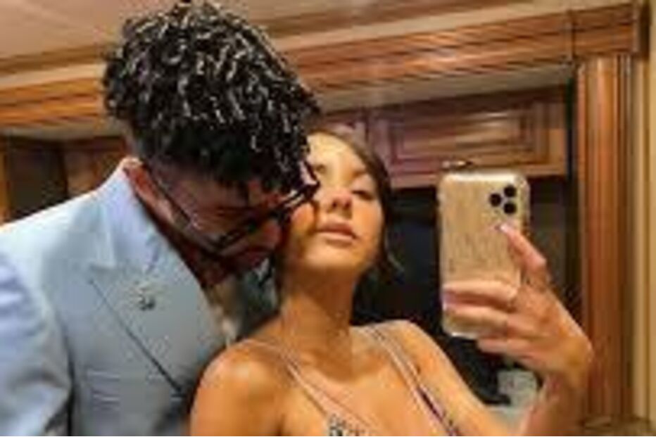 Bad Bunny e Gabriela Berlingeri posam para selfie