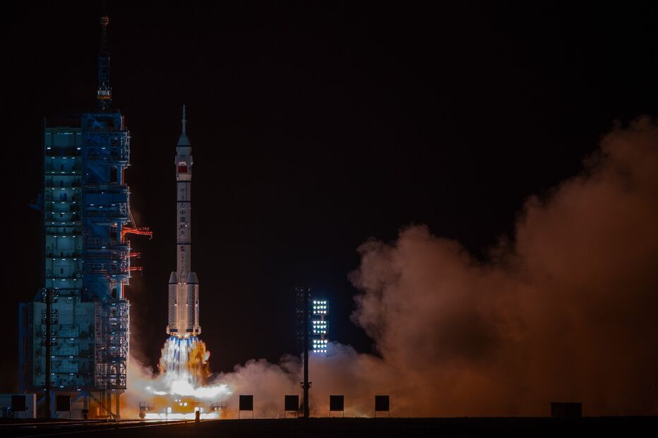 China lança nave Shenzhou 23 com um dos três astronautas que ficará um ano no espaço