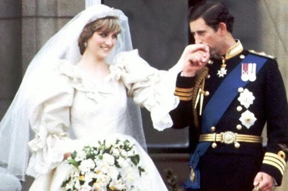 Princesa Diana e Carlos no dia do casamento, felizes no início da união