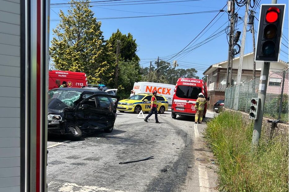 Mulher gravemente ferida após colisão em Arouca 