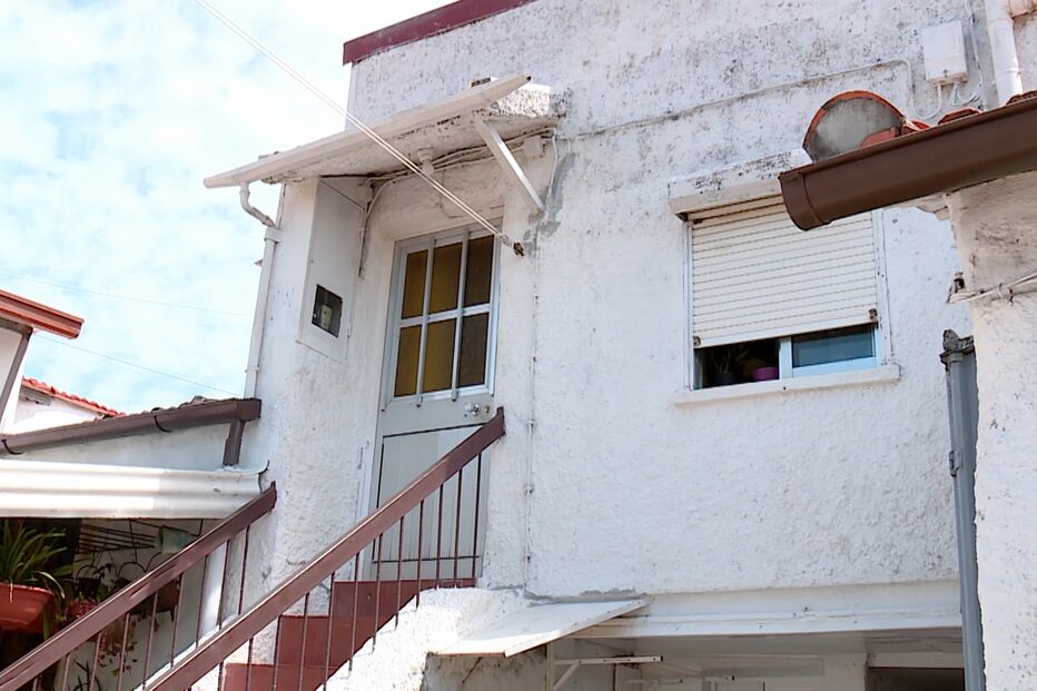 Mulher encontra a irmã assassinada na casa de banho
