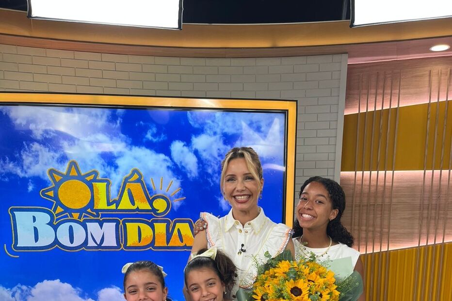 Apresentadora celebra aniversário no 'Bom Dia' com as filhas em direto