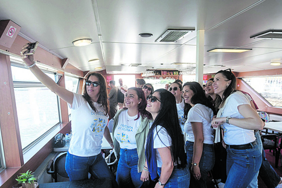 Passeio pelo Tejo na despedida de solteiro de noivos de Santo António