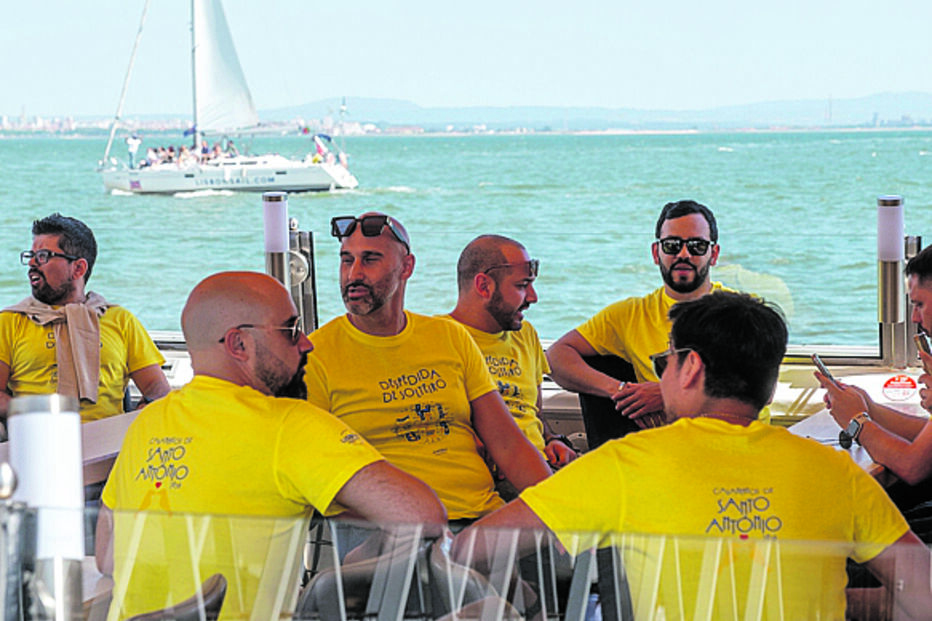 Passeio pelo Tejo na despedida de solteiro de noivos de Santo António