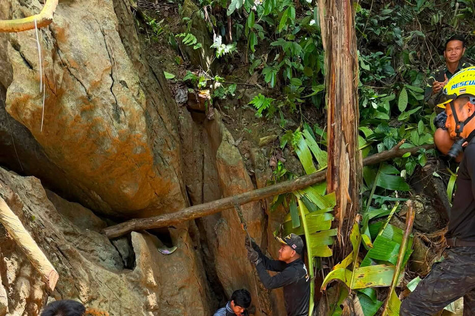 As equipas de resgate trabalham para chegar até às sete pessoas que ficaram presas numa caverna na província de Xaisomboun, em Laos.