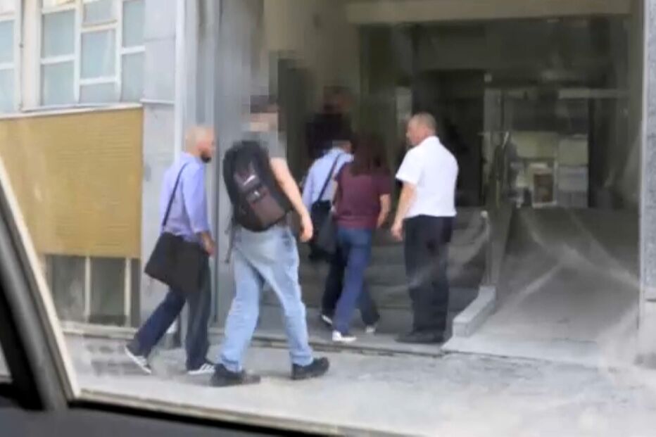 Imagens mostram inspetores da PJ a entrar no edifício da empresa Águas de Gaia