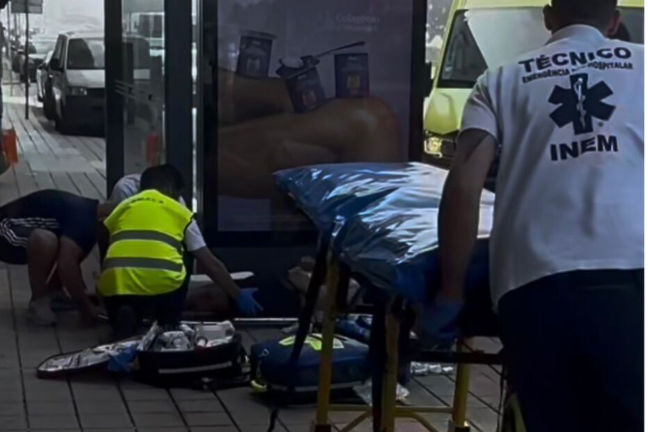 Dois feridos graves em violenta colisão entre duas motas e carro no Porto