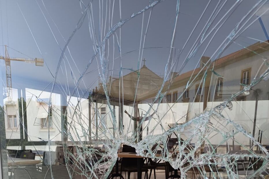 Claustro Bar em Coimbra assaltado e vandalizado