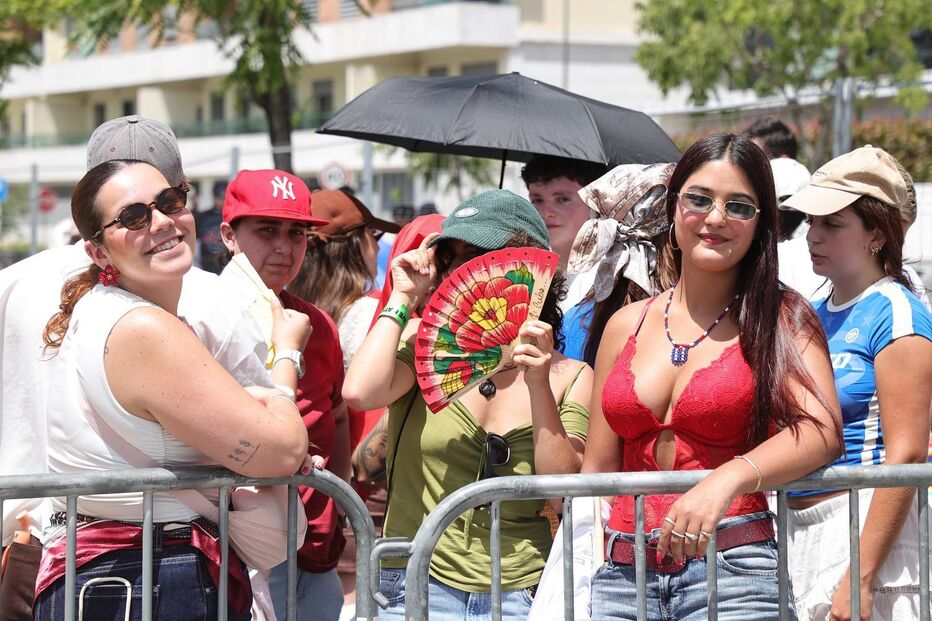 Fãs antes do primeiro concerto de Bad Bunny em Lisboa 